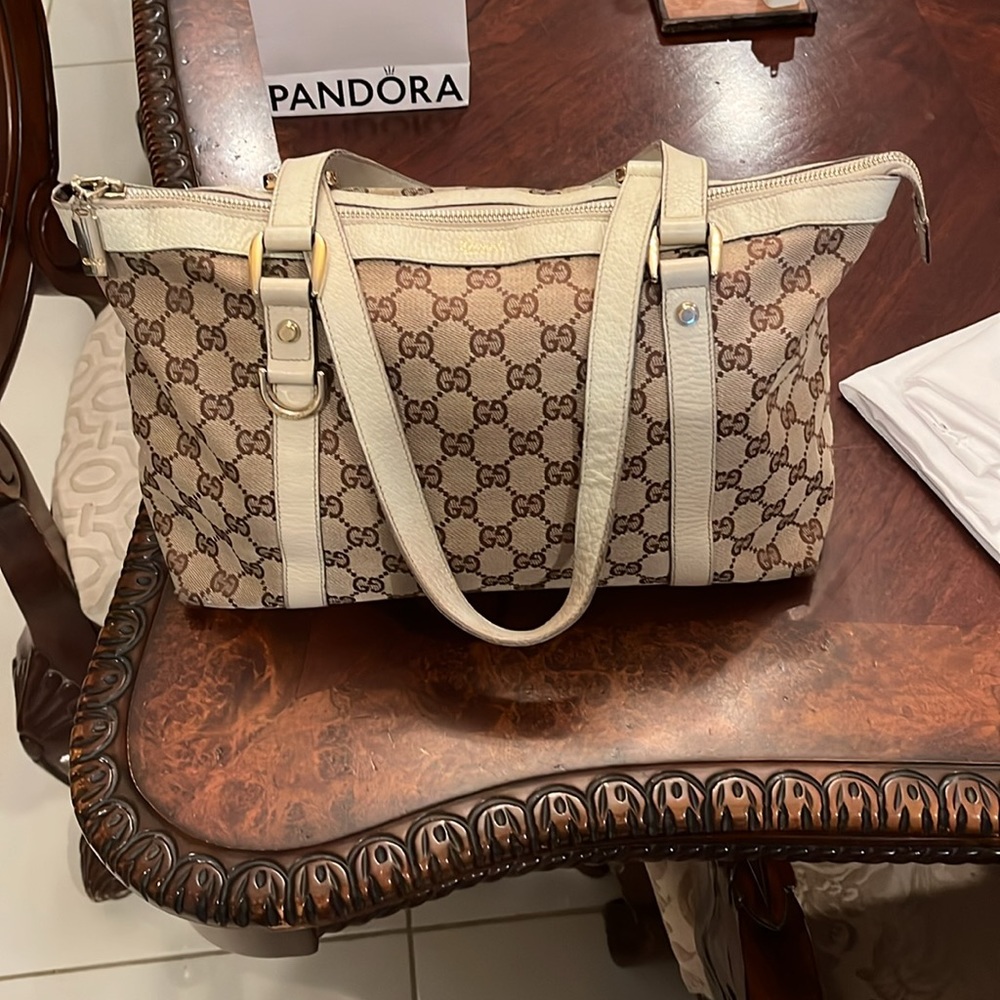 Gucci Abbey GG leather monogram canvas tote tan ivory medium purse made in Italy